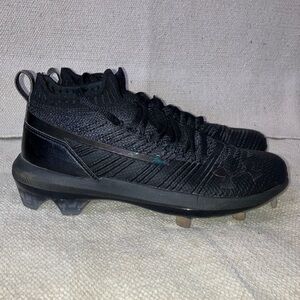 Under Armour Men's size 7 baseball Athletic Cleats with elasticized ankles